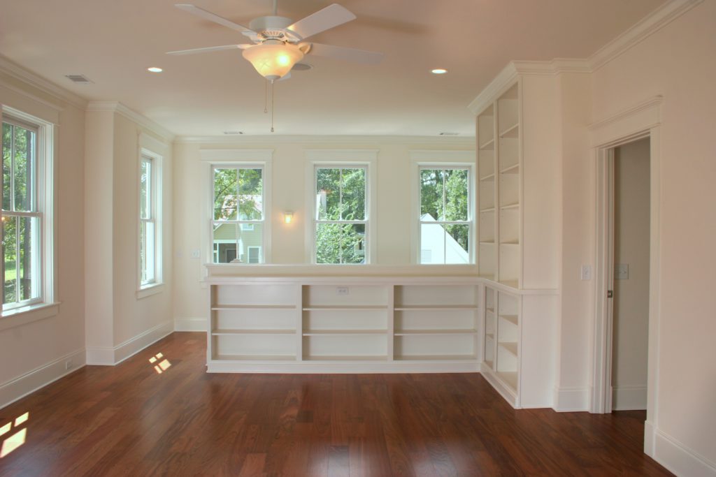 vue sur intérieur de maison peint en blanc, avec agencement de placard et rangement, fenêtre PVC